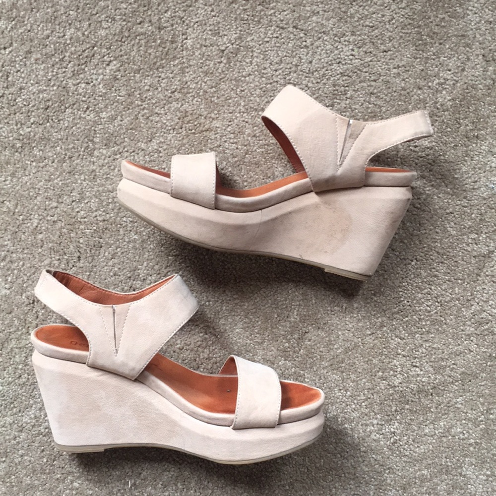 NUDE WEDGES